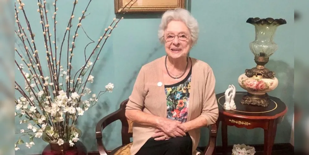 DESTAQUE - Em destaque a elegante Amélia Oberg Michaele, personalidade ímpar em Ponta Grossa sempre atenta à preservação da cultura de nossa região, através de seu incansável zelo pelo Centro Cultural Professor Faris Michaele, a entidade cultural mais antiga em atuação em Ponta Grossa e que leva o nome de seu saudoso marido, o Professor Faris Michaele.