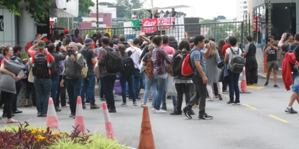 Eles começaram a desocupar o local, onde haviam passado a noite, perto das 15 horas desta quarta-feira (4). A saída foi pacífica