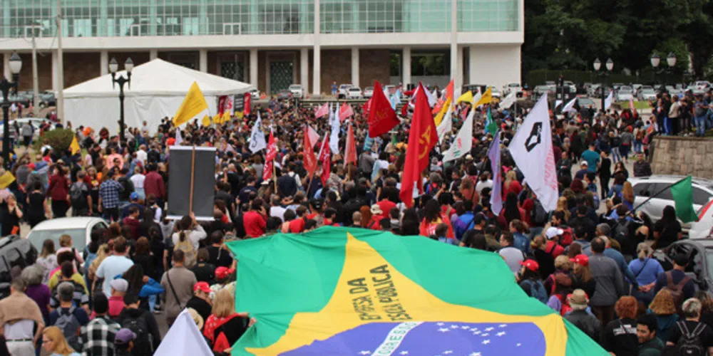 Assembleia da APP-Sindicato em frente ao prédio da Alep 