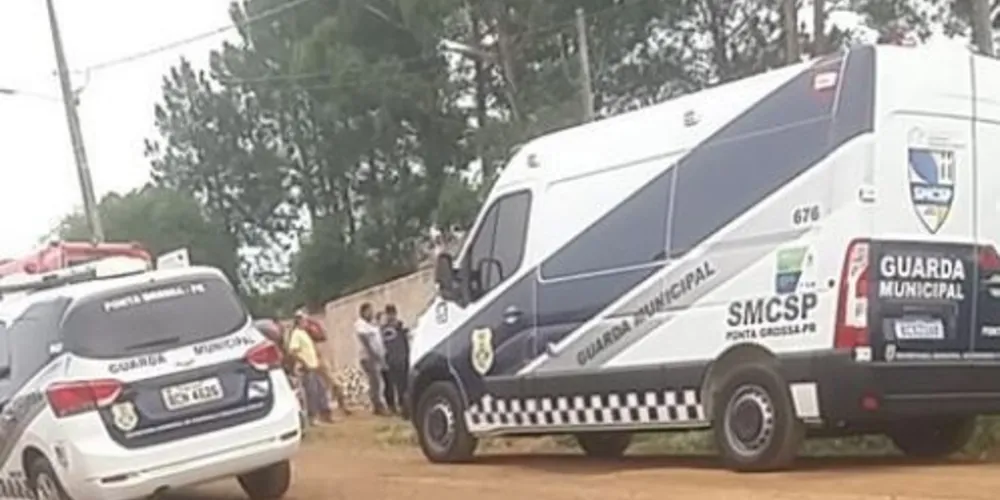 O autor do crime foi desarmado pela GM, detido e encaminhado à delegacia para prestar depoimentos.