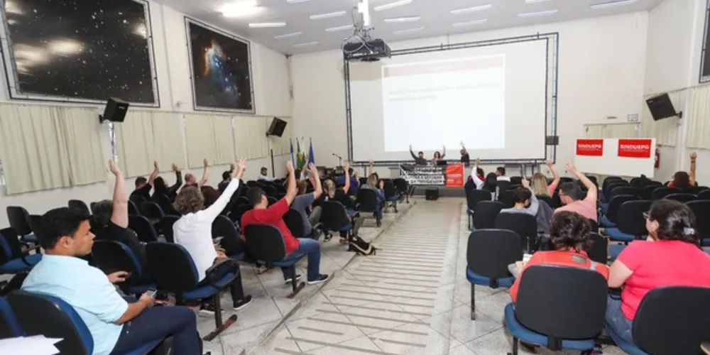 Por decisão unânime, foi mantido o estado de greve e assembleia permanente