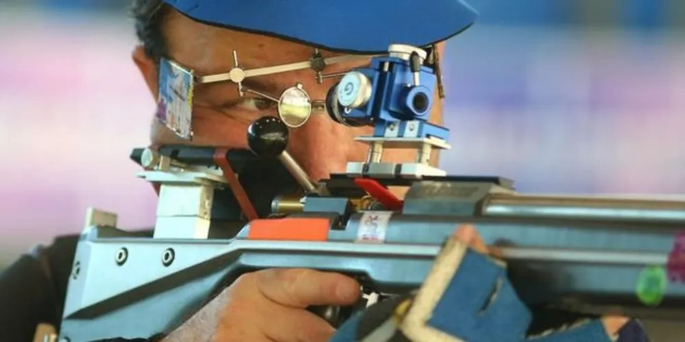 Além de participar das principais competições do tiro paradesportivo pelo mundo o médico Carlos Garletti realiza um trabalho de oftalmologia humanitária