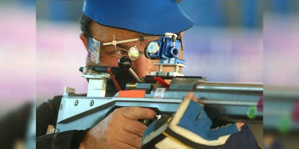 Além de participar das principais competições do tiro paradesportivo pelo mundo o médico Carlos Garletti realiza um trabalho de oftalmologia humanitária
