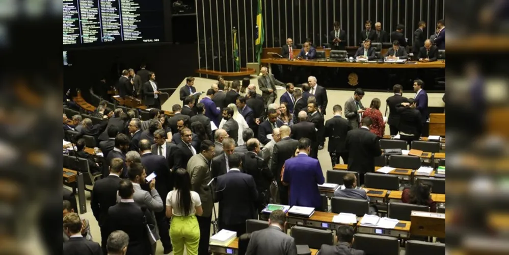 O texto-base foi aprovado por 408 votos a favor, 9 contra, e 2 abstenções