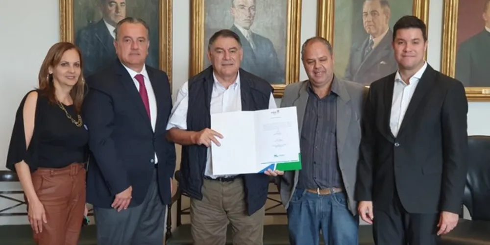 O prefeito de Piraí do Sul, José Carlos Sandrini (PHS), acompanhado do vereador Samir Jayme (DEM), participaram da assinatura do  convênio no Palácio Iguaçu