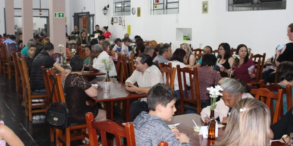 No cardápio, arroz branco e à grega, strogonoff de frango, pernil assado, massas, e saladas diversas