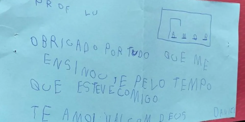Um bilhete escrito por um aluno dela, e que chegou ao conhecimento da Redação do portal aRede, demonstra todo o carinho pela educadora