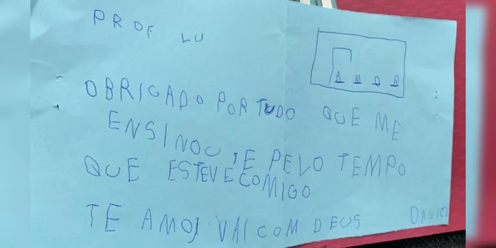 Um bilhete escrito por um aluno dela, e que chegou ao conhecimento da Redação do portal aRede, demonstra todo o carinho pela educadora