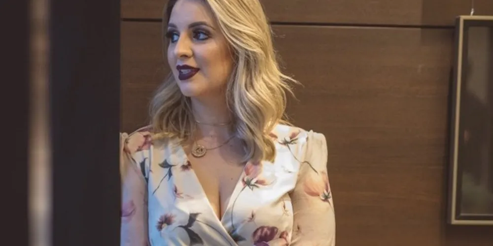 A empresária Ana Letícia Antunes será muito cumprimentada pela passagem de seu aniversário no próximo domingo (8). Ana que vem no comando do badalado salão de beleza, Menina Bonita, que vem fazendo toda diferença com sua equipe profissional e as novidades em procedimentos e serviços. Da coluna RC os votos de alegrias e prosperidade.