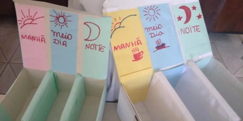 Equipe auxilia pacientes a organizar horários de seus medicamentos