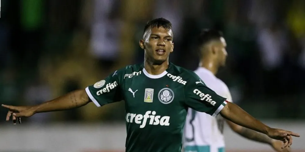 Gabriel Verón marcou dois gols e deu uma assistência na goleada