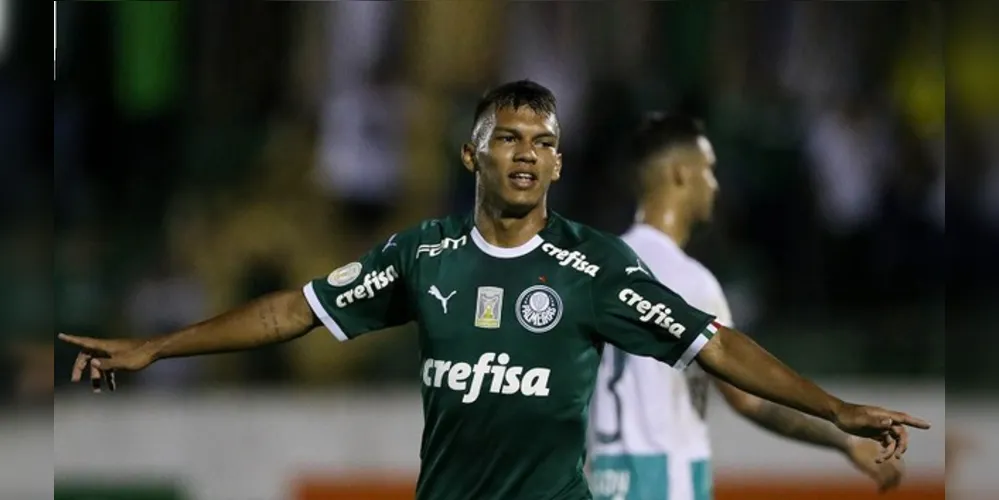 Gabriel Verón marcou dois gols e deu uma assistência na goleada
