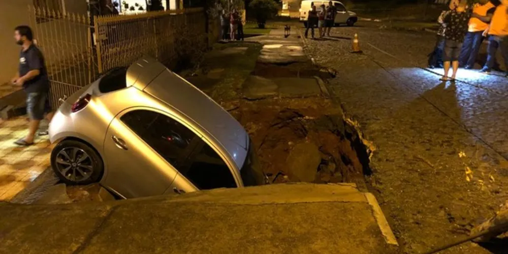 Essa não é a primeira vez que a mesma cratera se abre por causa de fortes chuvas