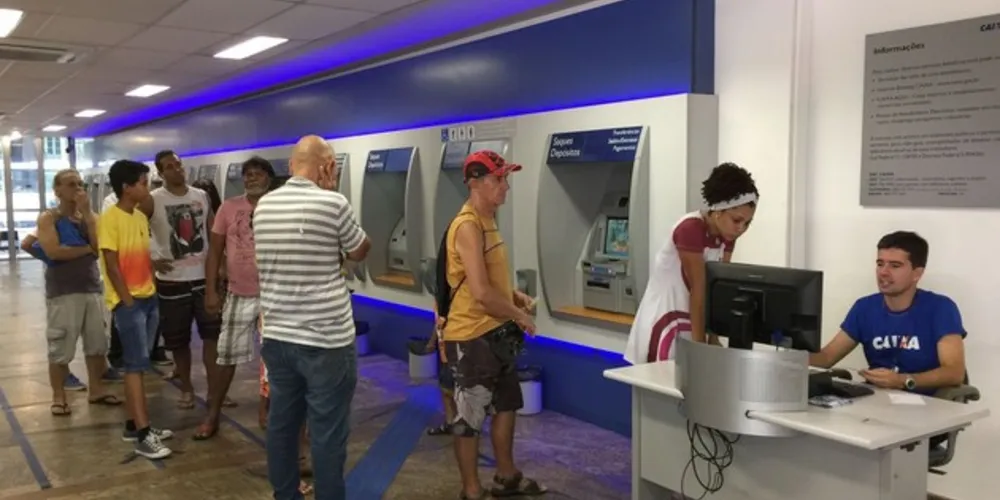 Os saques de até R$ 500 podem ser feitos nas casas lotéricas e terminais de autoatendimento para quem tem senha do cartão cidadão