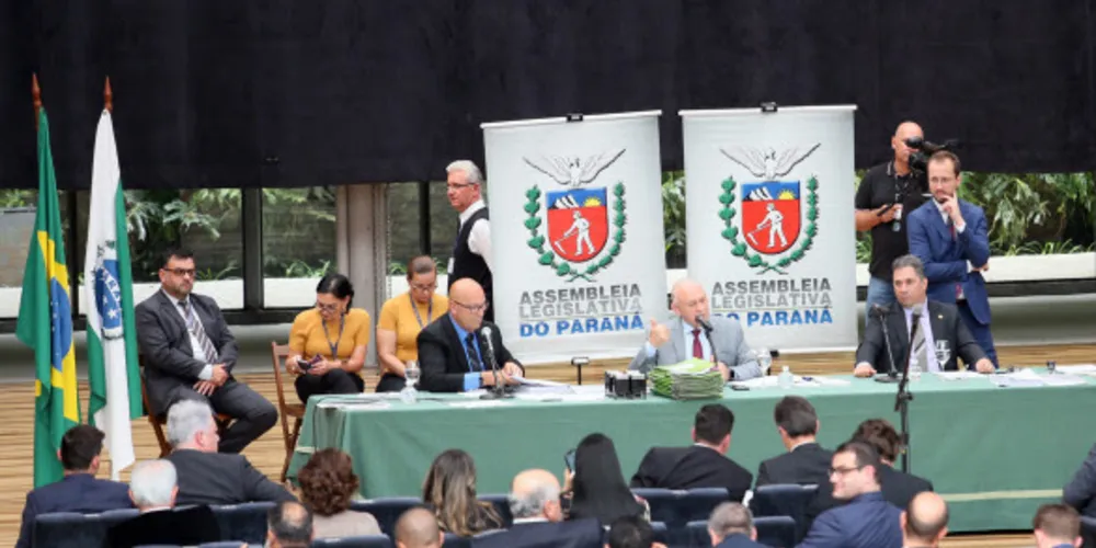 Sessão foi realizada na Ópera de Arame devido aos protestos na sede da Alep