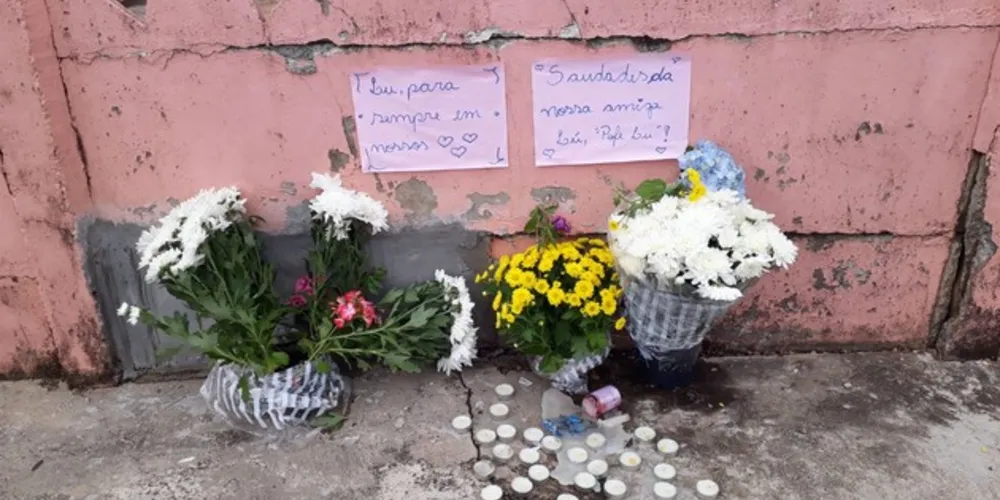 Familiares, amigos e moradores continuam prestando homenagens à professora