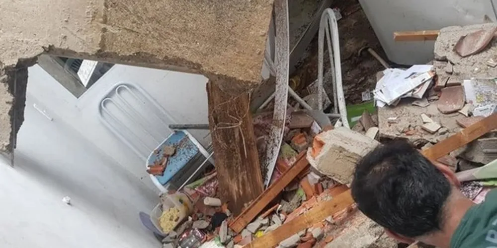 Duas pessoas moravam no local e estavam na residência no momento do desmoronamento e não se feriram.