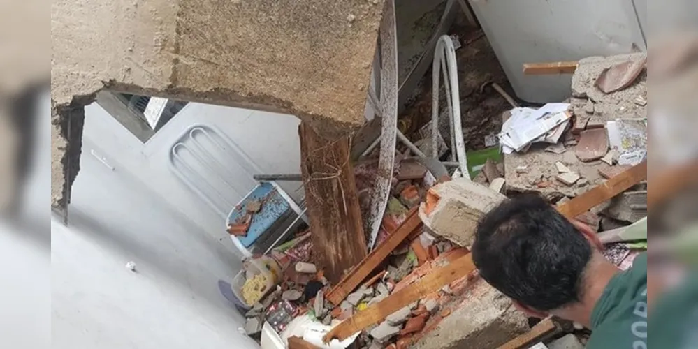 Duas pessoas moravam no local e estavam na residência no momento do desmoronamento e não se feriram.