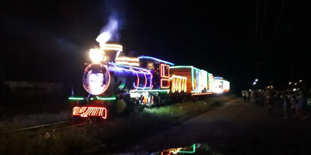 Maria Fumaça Mogul 11, uma das mais antigas do Brasil, que foi decorada com uma iluminação especial de Natal.