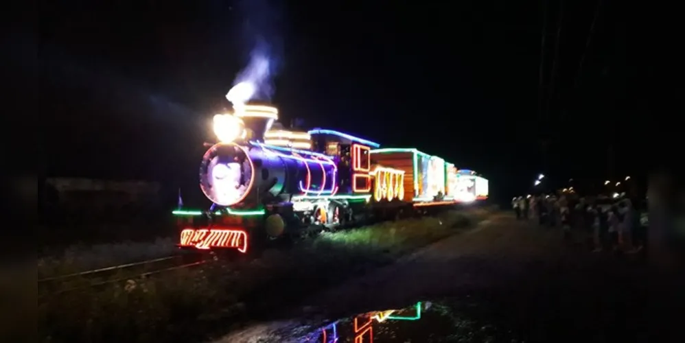 Maria Fumaça Mogul 11, uma das mais antigas do Brasil, que foi decorada com uma iluminação especial de Natal.