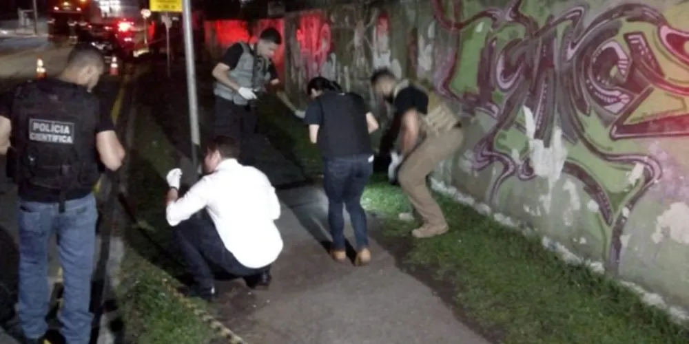 Equipes do Esquadrão Antibombas do Batalhão de Operações Especiais (BOPE) e da Polícia Científica isolaram a área e investigam os vestígios deixados pela explosão