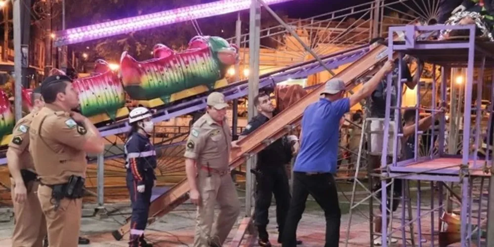 Imagem ilustrativa da imagem 'Centopeia' de parque se solta e deixa feridos no Paraná