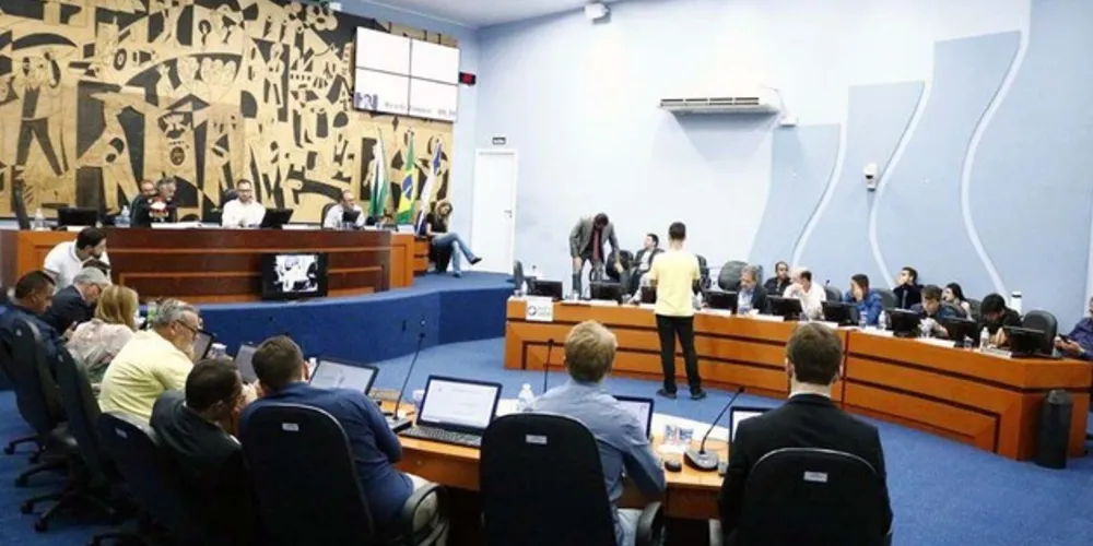 Proposta abre concorrência em linhas do transporte público, para operarem o sistema ao lado da VCG. Discussão acontece nesta segunda-feira