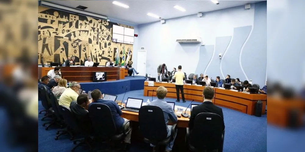 Proposta abre concorrência em linhas do transporte público, para operarem o sistema ao lado da VCG. Discussão acontece nesta segunda-feira