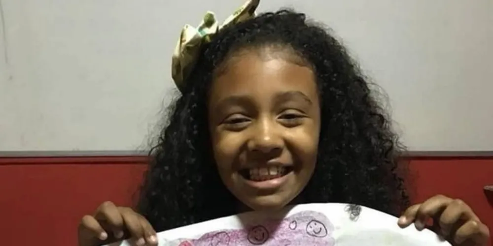 Ágatha estava dentro de uma kombi que fazia o transporte de passageiros quando foi atingida por fragmentos de bala