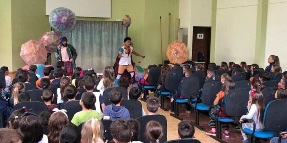 Ao todo foram atendidas mais de 400 crianças das escolas municipais em quatro apresentações