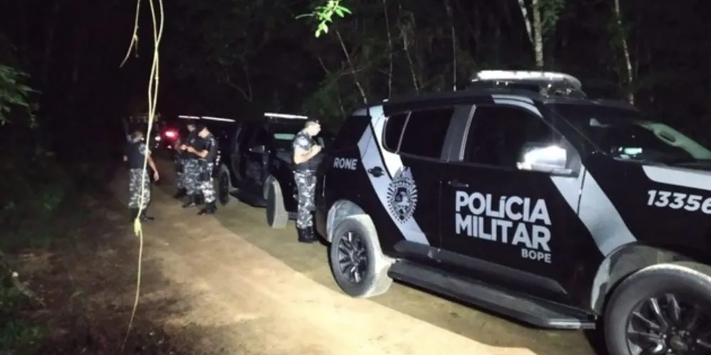Suspeitos em carro roubado fogem da polícia em matagal e morrem após troca de tiros
