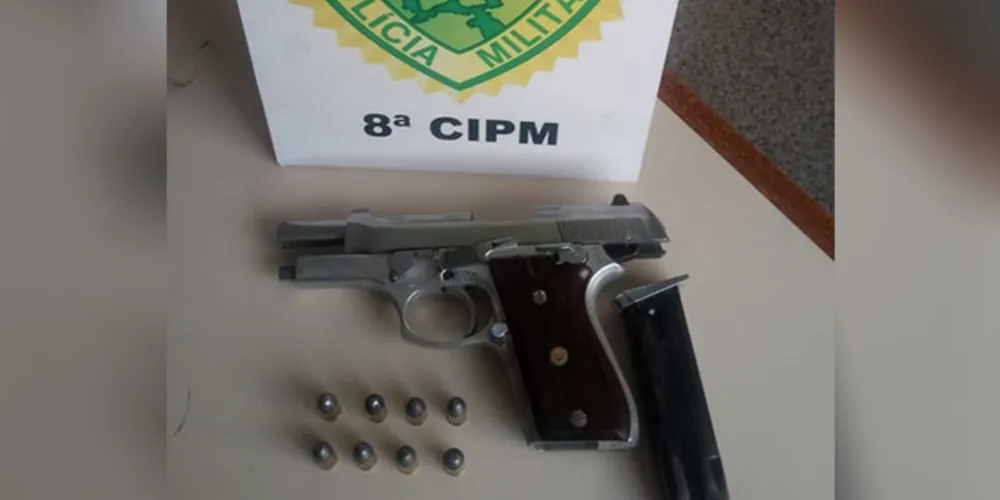 Arma usada pelo suspeito foi apreendida pela Polícia Militar com munições e carregador