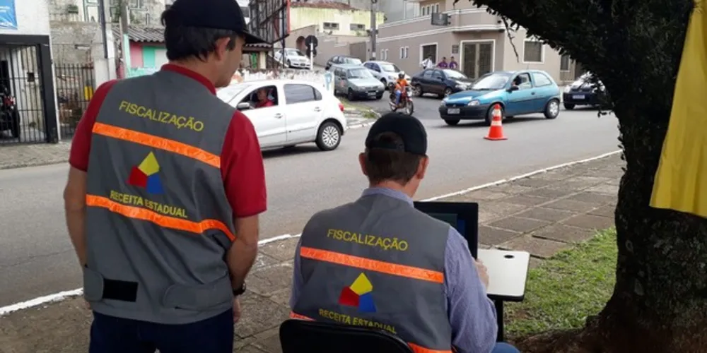 Fiscalização busca inadimplentes com o IPVA e orienta sobre importância do pagamento