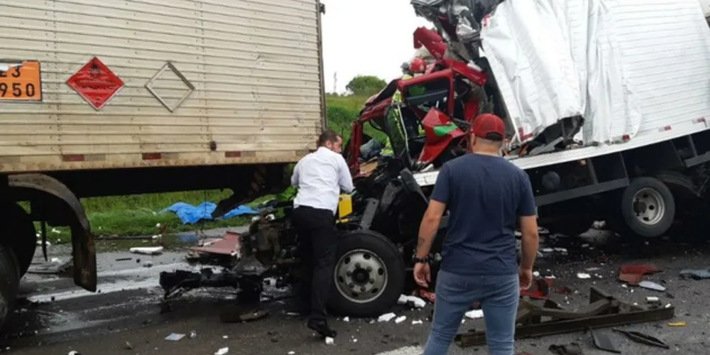 A colisão aconteceu no Contorno Leste, BR-116, em São José dos Pinhais, região metropolitana de Curitiba