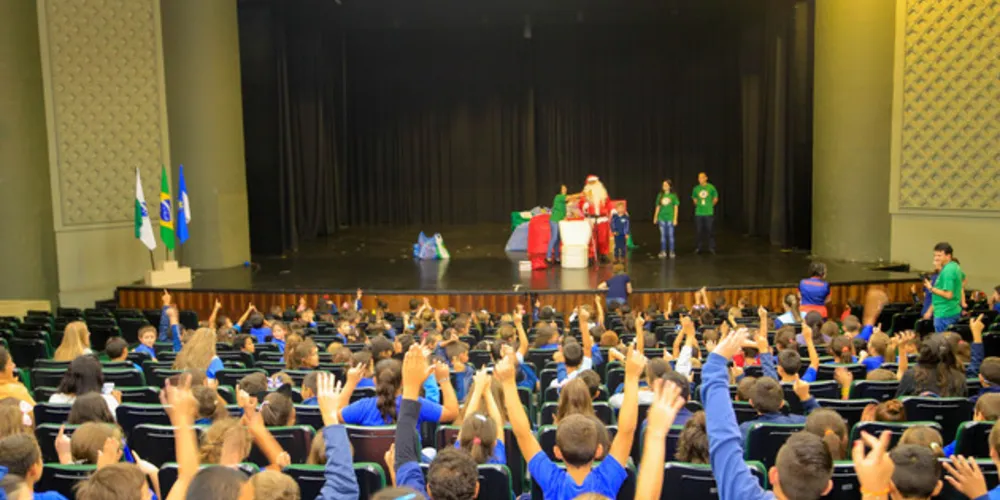 Crianças da Escola Municipal Maria Elvira Justus Schimidt foram recepcionadas pelo bom velhinho e receberam presentes