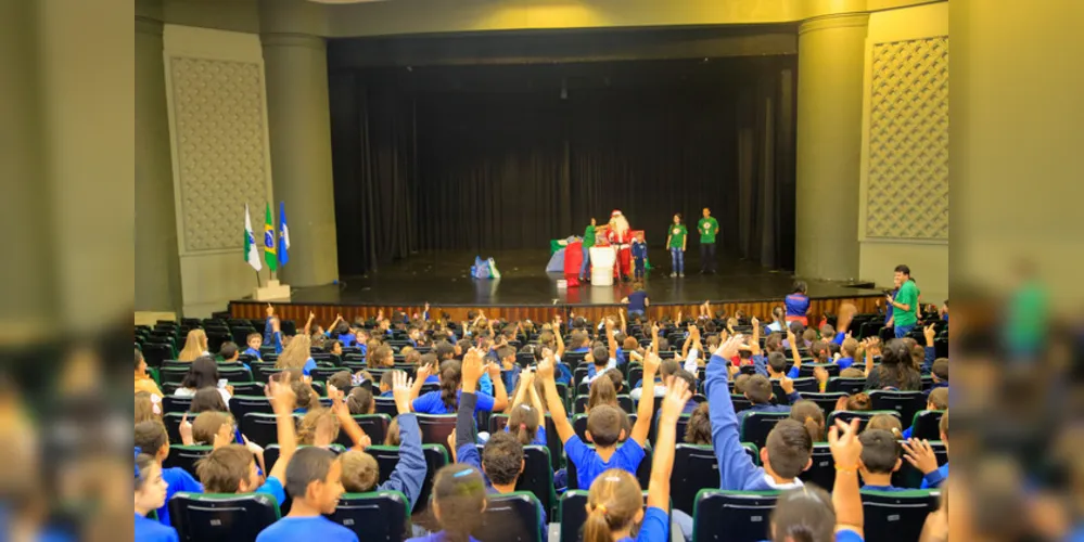 Crianças da Escola Municipal Maria Elvira Justus Schimidt foram recepcionadas pelo bom velhinho e receberam presentes