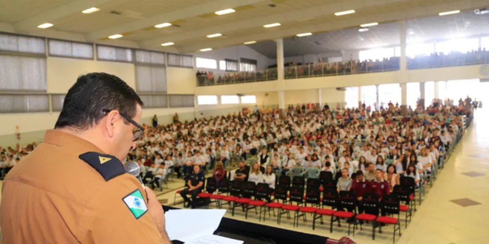 Grupo de estudantes dos quintos anos das escolas públicas municipais participaram de formatura para celebrar o aprendizado