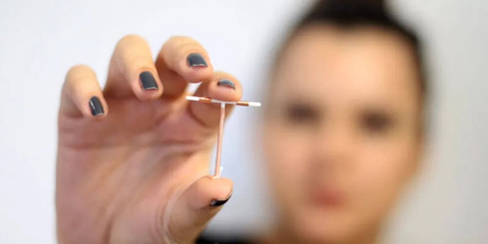 Todos os atos e procedimentos invasivos, que atingem órgãos internos, devem ser praticados apenas por médicos