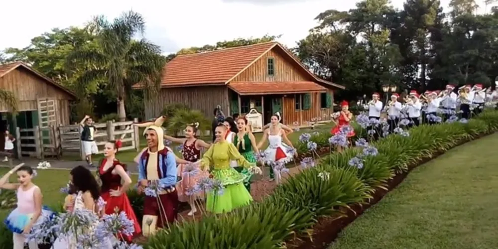 A festa tem como tema: 'Que a estrela principal do Natal, Jesus Cristo, seja uma luz a brilhar sempre na vida daqueles que o buscam'