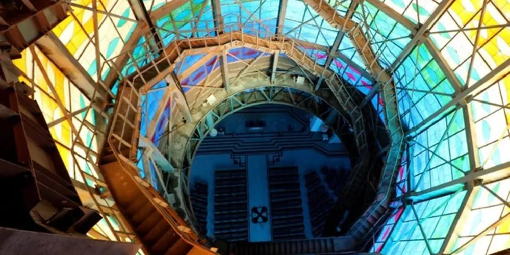 A altura da igreja entre o nível da Praça Marechal Floriano Peixoto até o ponto alto da cruz é de 61,9 metros. Dos 223 degraus, 61 da torre lateral são de concreto e 162 em estrutura metálica. 