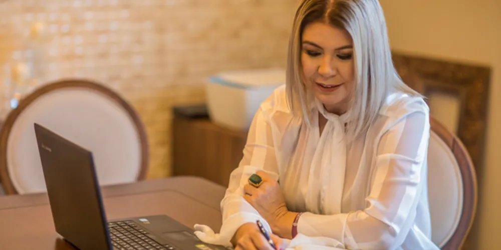 Júlia Streski é advogada, empresária, Golden Belt formada pela Febracis, Master Coaching Integral Sistêmico, Business Coaching e Business Advanced Coaching, Analista de Perfil Comportamental.