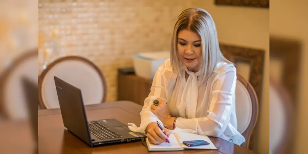 Júlia Streski é advogada, empresária, Golden Belt formada pela Febracis, Master Coaching Integral Sistêmico, Business Coaching e Business Advanced Coaching, Analista de Perfil Comportamental.