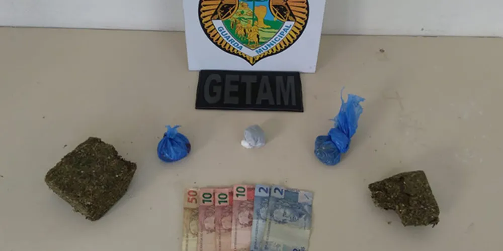 Guardas apreenderam mais de 400 gramas de maconha e prendeu dois suspeitos de tráfico