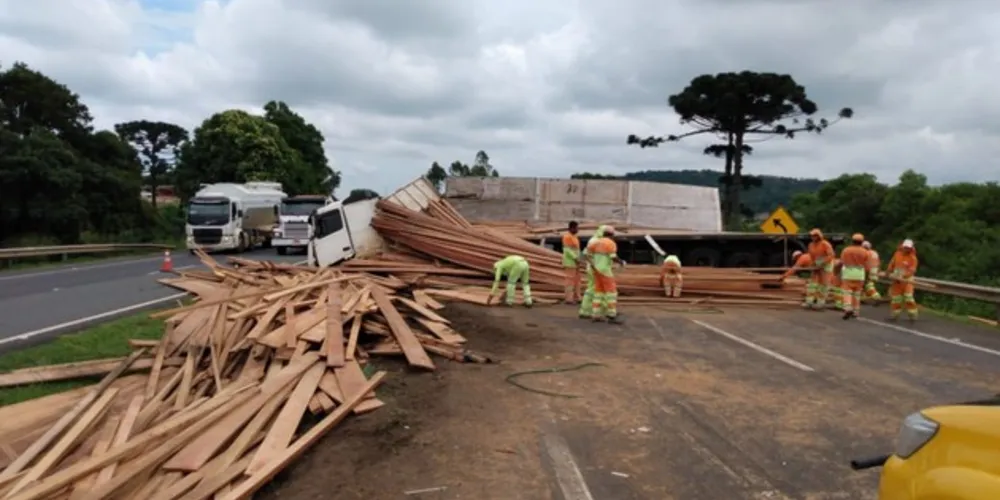 Como a carga de madeira se espalhou pela pista, o trânsito segue interditado