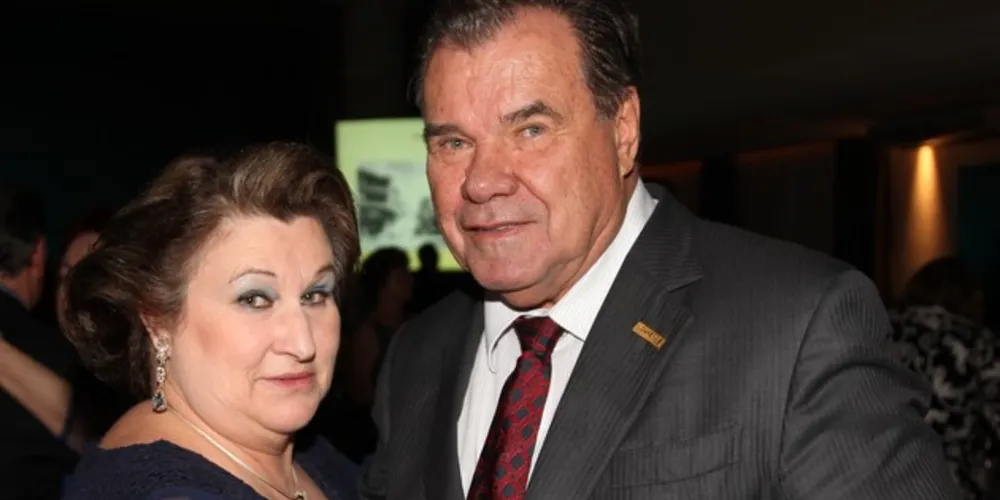  Cirlei e Jeroslau Pauliki, nesta quinta-feira (12), brindaram seus 49 anos de feliz união, bodas de Heliotrópio. O casal é ativo em diversos trabalhos e ações sociais de nossa cidade, além de serem exemplo de amor incondicional a sua família. Da coluna RC os votos de felicidade infinita. 