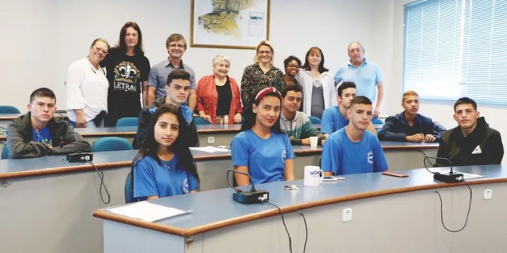 Estudantes atuam como estagiários do Ensino Médio na UEPG 