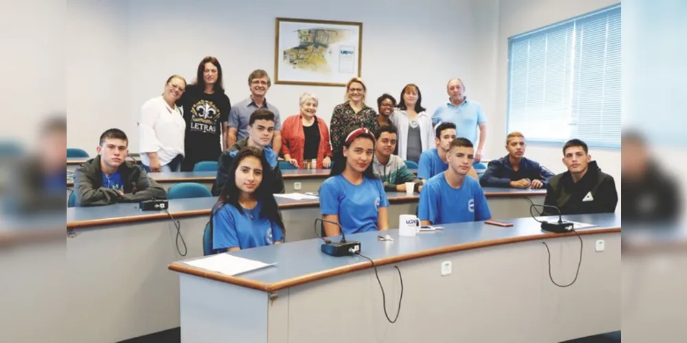 Estudantes atuam como estagiários do Ensino Médio na UEPG 