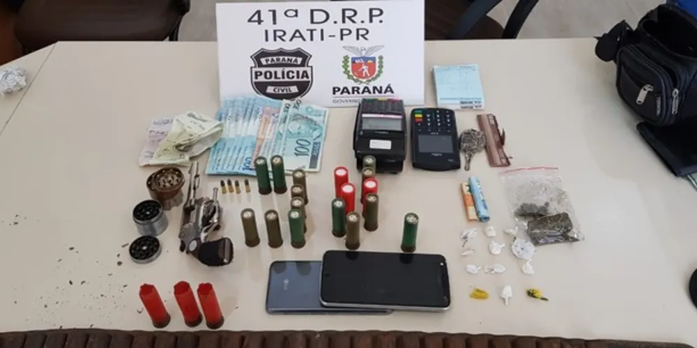 Suspeito tentou se livrar das drogas, mas policiais conseguiram encontrá-las no cano da pia