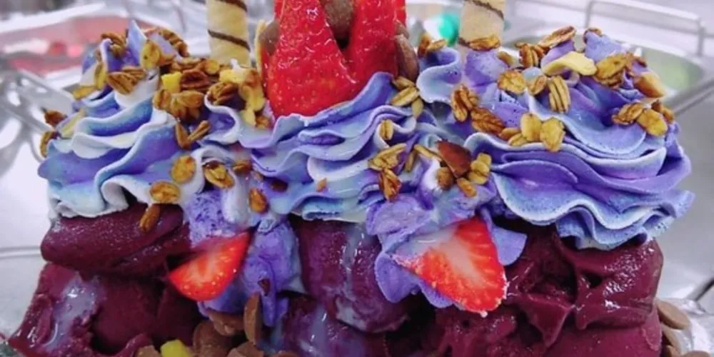 A sorveteria traz em seu cardápio mais de 60 sabores de sorvetes, além de milk shakes e taças gourmet