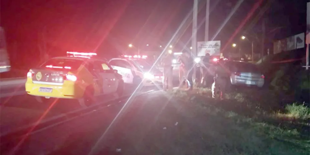 Suspeito fez menção de estar armado e acabou baleado pelo policial de dentro do carro
